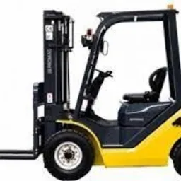 Żółty wózek widłowy z czarnymi elementami, widok z boku na białym tle, bez operatora.