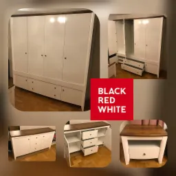 Komplet białych mebli do sypialni z drewnianymi blatami: szafa z sześciorgiem drzwi, komoda z szufladami i szafkami oraz stolik nocny z szufladą.