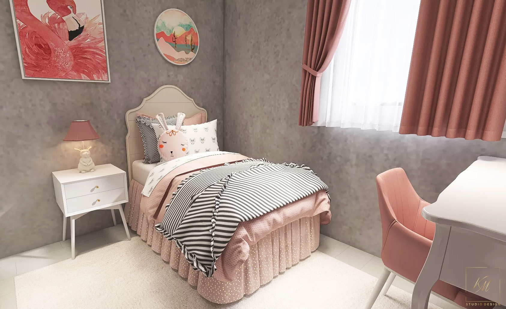 Pokój dziecięcy z łóżkiem w różowej kolorystyce, biurkiem i krzesłem, oświetlony lampką nocną z motywem królika, udekorowany obrazami i zasłonami.