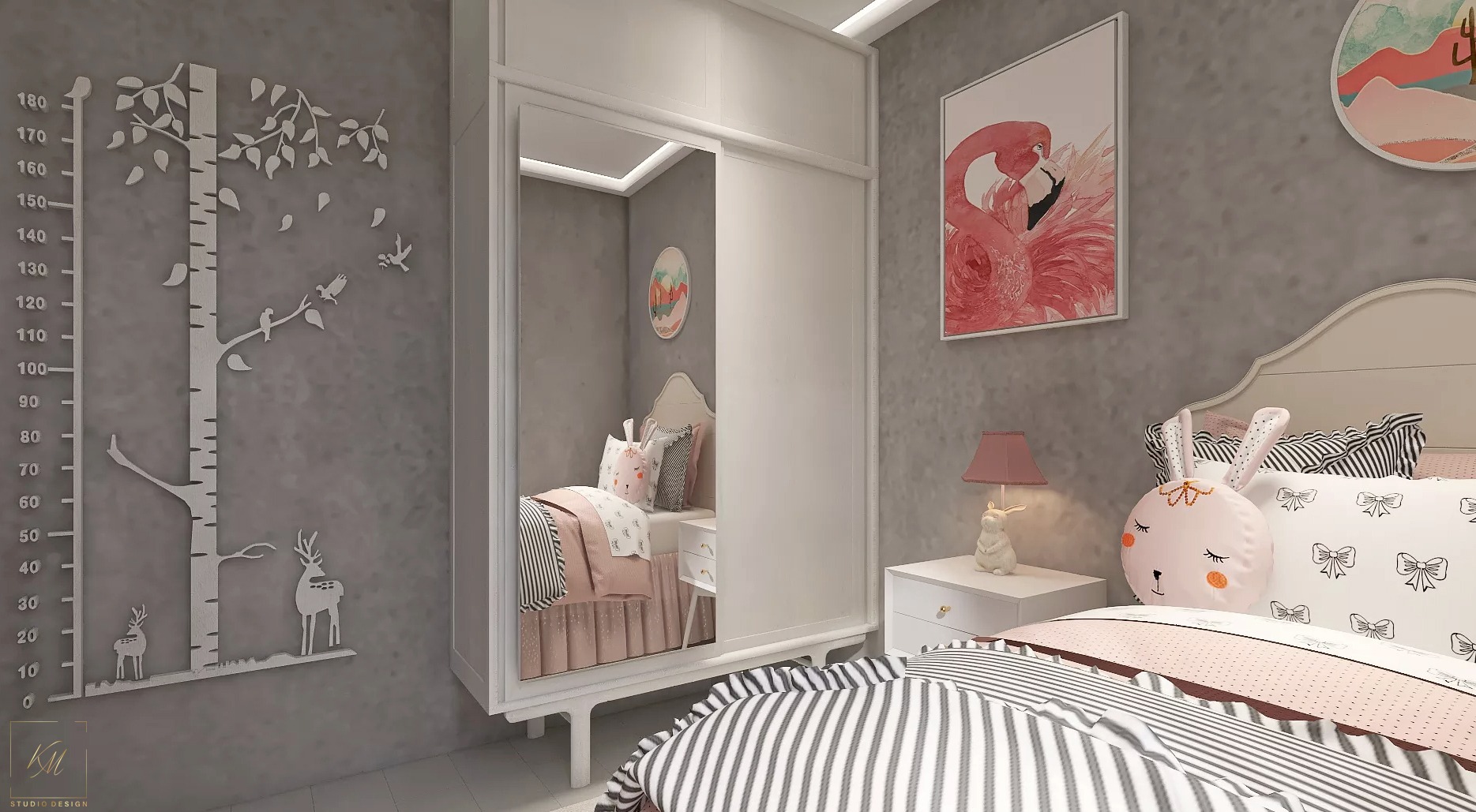 Pokój dziecięcy z łóżkiem w paski, szafą z lustrzanymi drzwiami, obrazem z flamingiem i naklejką na ścianie w kształcie drzewa z miarką wzrostu.