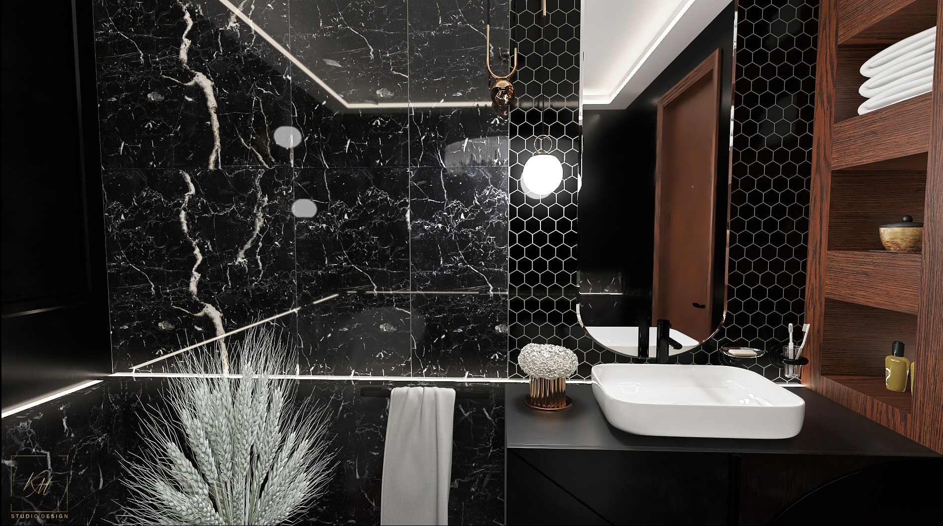 Czarno-biała łazienka z marmurowymi płytkami, heksagonalnymi mozaikami, asymetrycznym lustrem, białą umywalką i drewnianym regałem z ręcznikami.