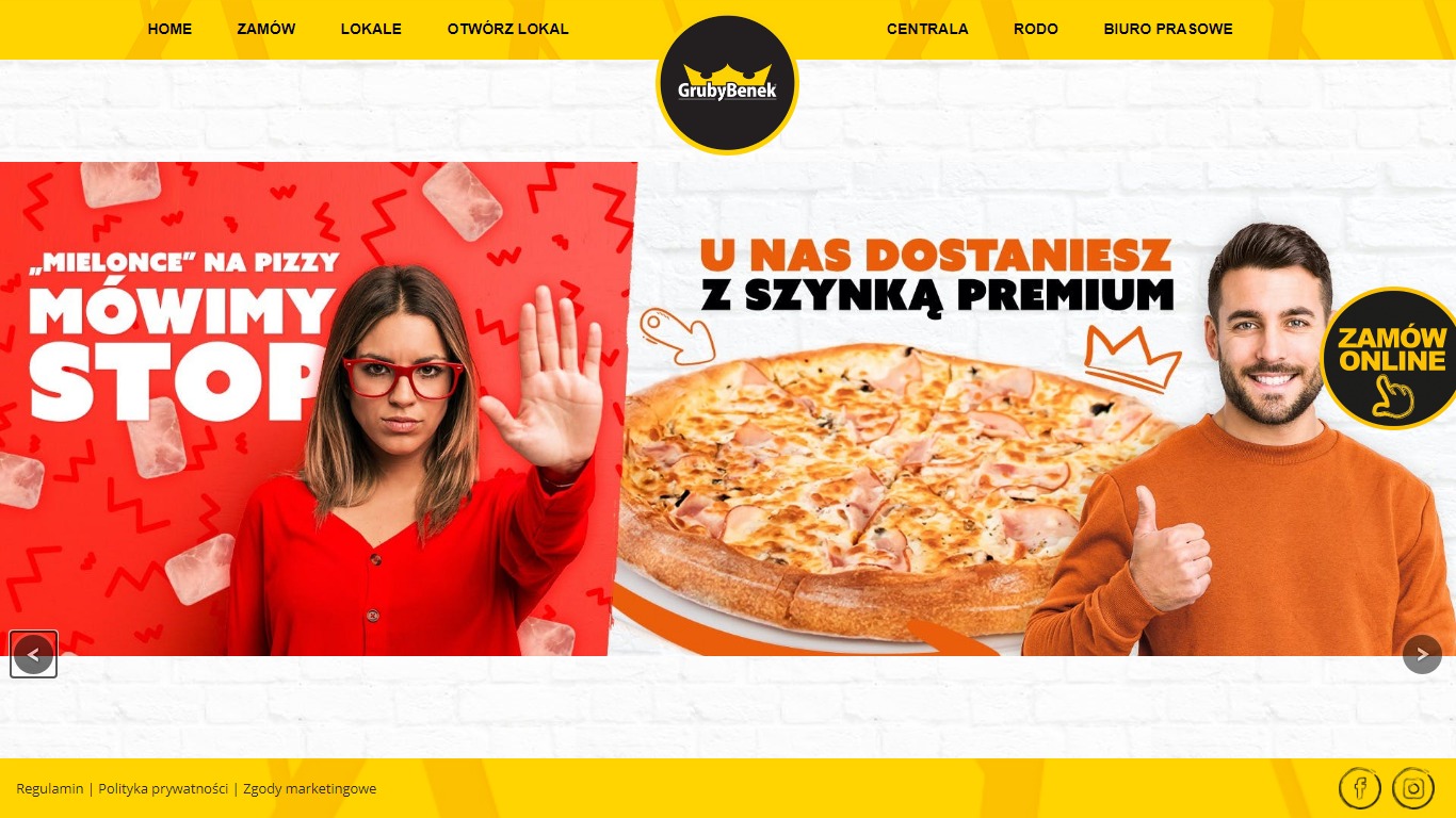 Baner reklamowy pizzerii 'GrubyBenek' z hasłem 'Mówimy STOP mielonce na pizzy' i ofertą pizzy z szynką premium, prezentowany na tle białej cegły