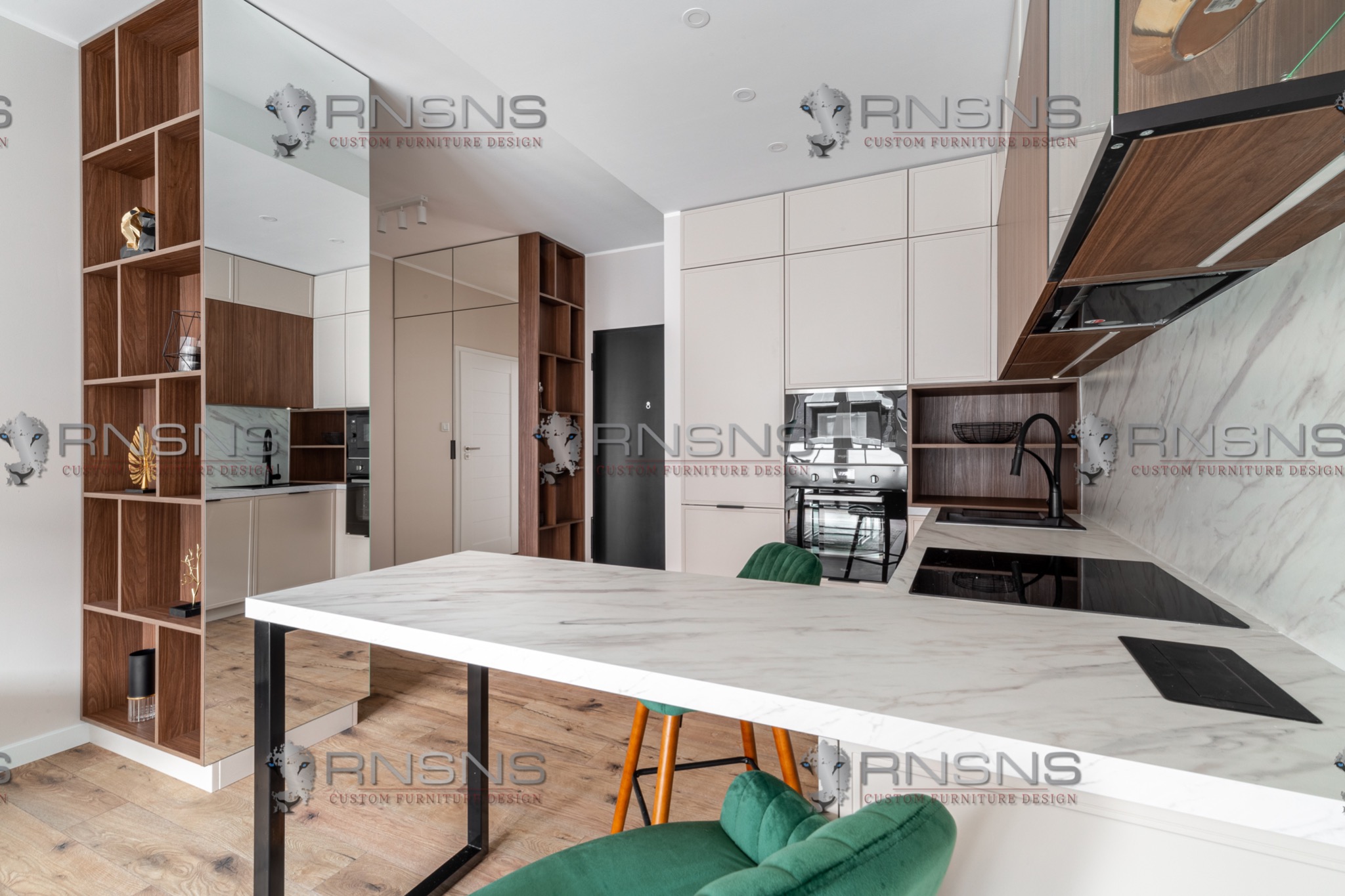 Nowoczesna kuchnia z białymi szafkami, marmurowym blatem i drewnianymi akcentami, widok na otwartą przestrzeń z zielonymi krzesłami barowymi i regałem z lustrem.