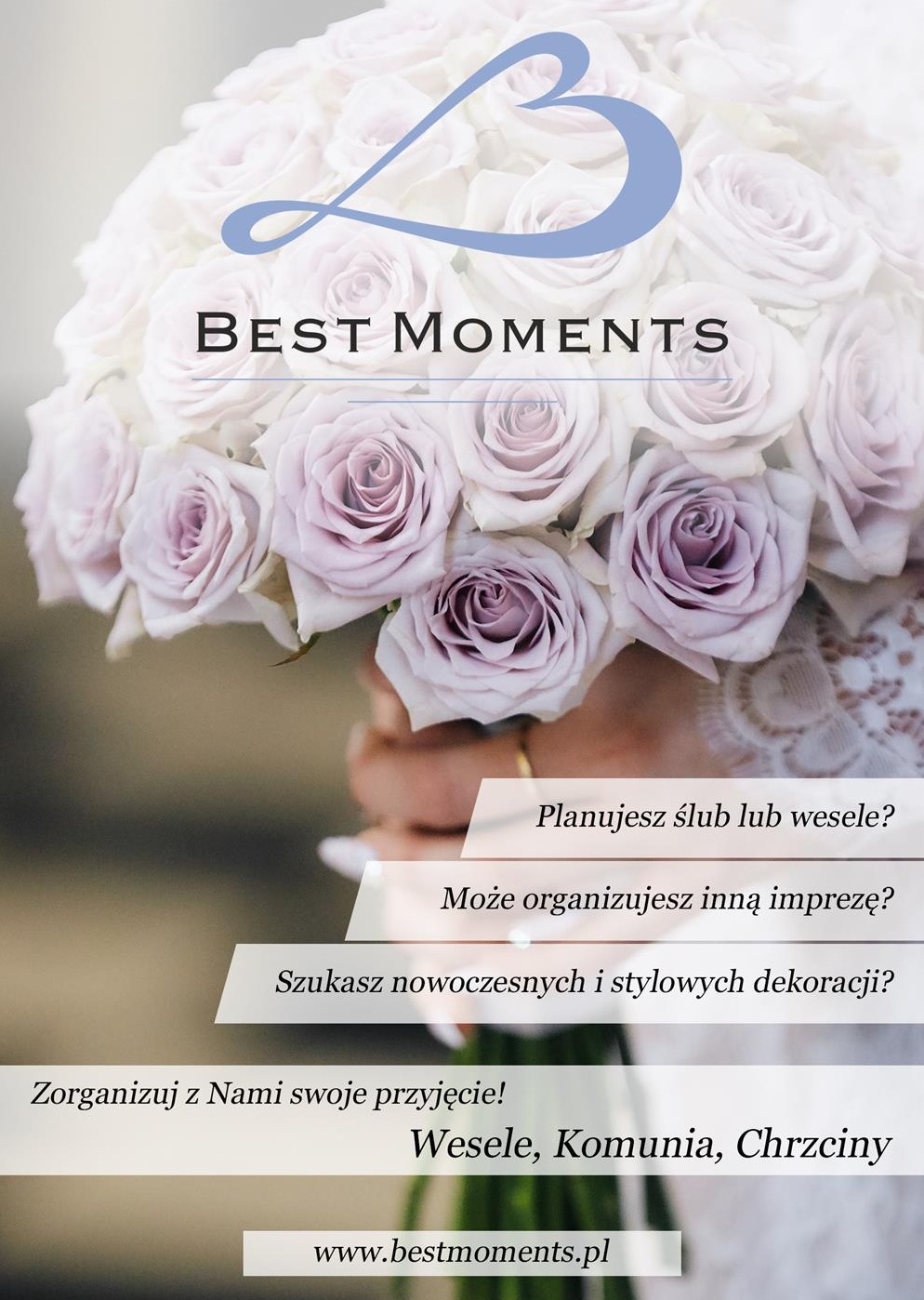 Bukiet bladoróżowych róż trzymany przez osobę w koronkowej sukni, z nałożonym logo i tekstem reklamowym firmy zajmującej się organizacją wesel, komunii i chrzcin.