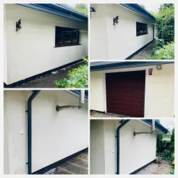 Fragment elewacji budynku z widocznymi śladami po czyszczeniu, z dekoracyjnym dzwonkiem i oknem, kontrastującym z czystą powierzchnią po prawej stronie.