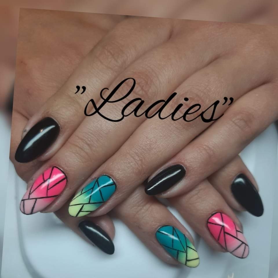Dłonie z owalnymi paznokciami: trzy pomalowane na czarno, jeden z gradientem różowo-białym i geometrycznym wzorem, jeden z gradientem turkusowo-żółtym i geometrycznym wzorem. Na zdjęciu nałożony...