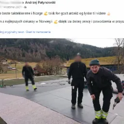 Dekarze pracujący na dachu z papy termozgrzewalnej na tle górskiego krajobrazu w Norwegii, jeden z nich trzyma opalarkę do papy.