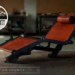 Metalowa leżanka Aviator Lounge z brązową skórzaną tapicerką i zagłówkiem cylindrycznym, widoczne logo Back2Roots w tle.
