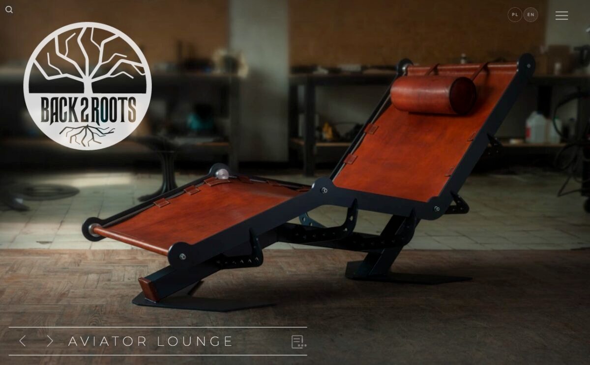 Metalowa leżanka Aviator Lounge z brązową skórzaną tapicerką i zagłówkiem cylindrycznym, widoczne logo Back2Roots w tle.