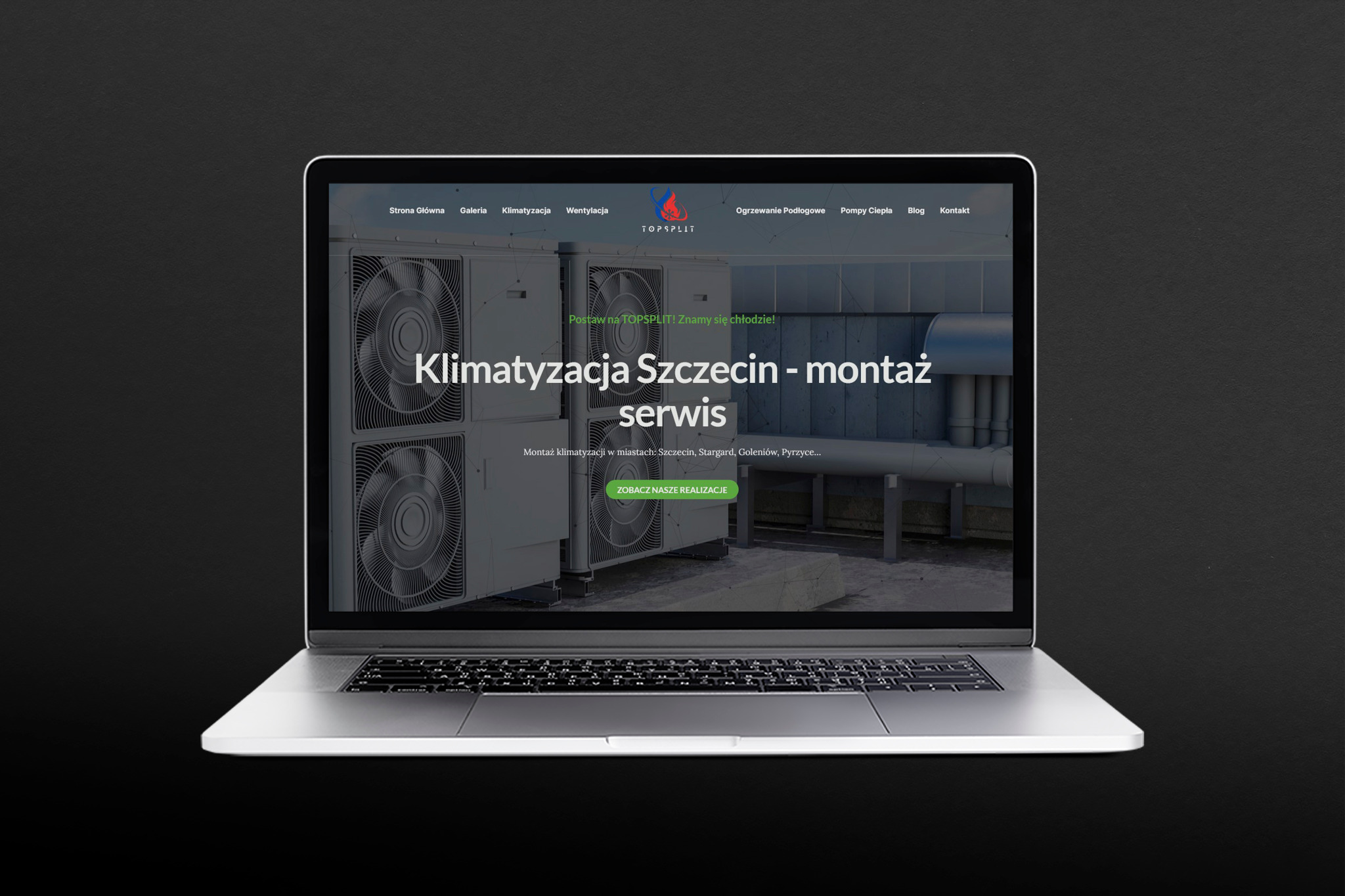 Ekran laptopa wyświetlający stronę internetową firmy klimatyzacyjnej TOPSPLIT z ofertą montażu i serwisu klimatyzacji w Szczecinie, prezentującą wizualizację zamontowanych jednostek zewnętrznych.