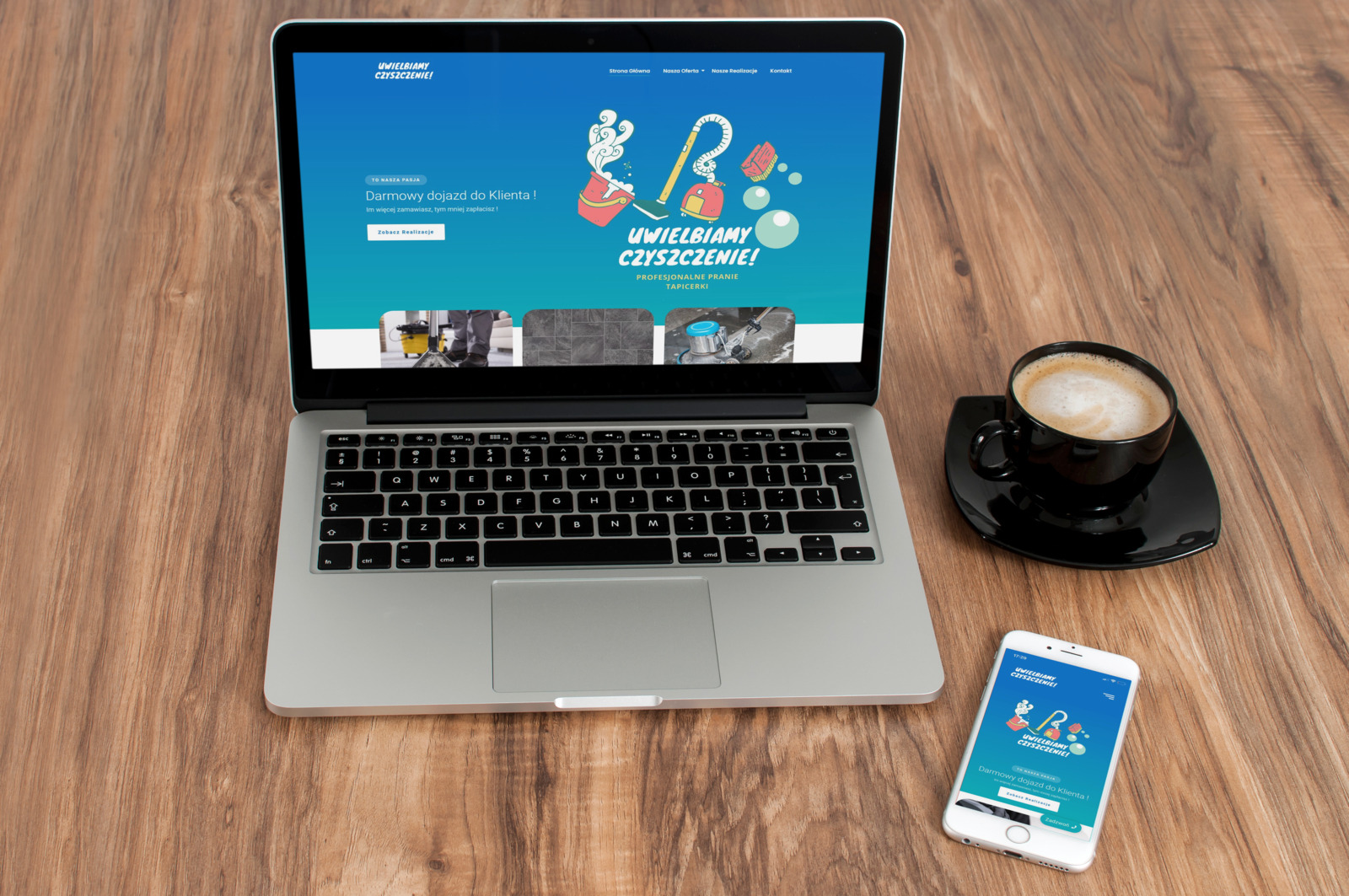 Laptop i smartfon wyświetlają stronę internetową firmy oferującej profesjonalne pranie tapicerki, obok stoi czarny kubek z kawą na drewnianym biurku.