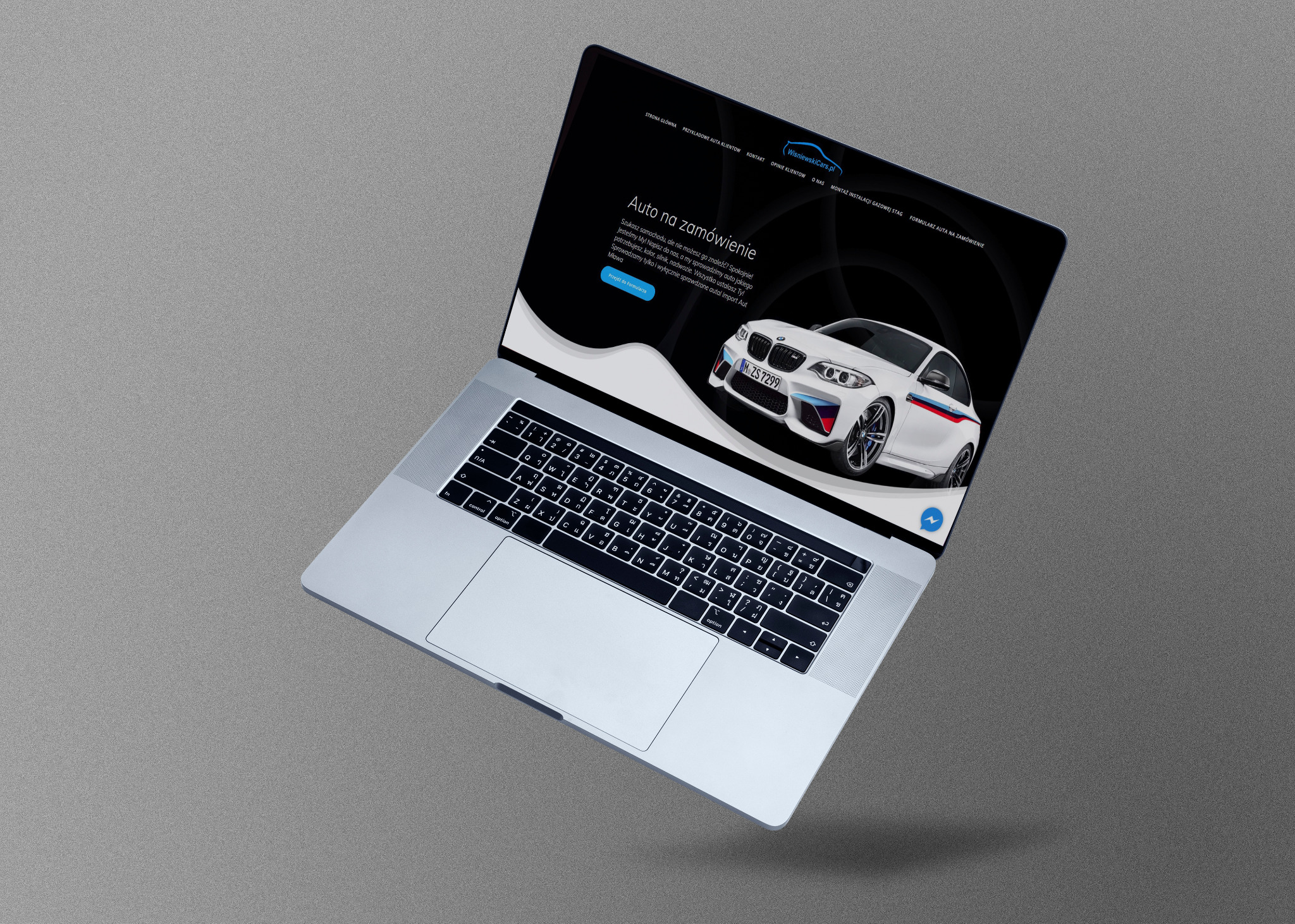 Laptop unoszący się w powietrzu prezentuje stronę internetową firmy motoryzacyjnej z ofertą sprowadzania aut na zamówienie, z widocznym modelem BMW M2 z charakterystycznymi pasami M.