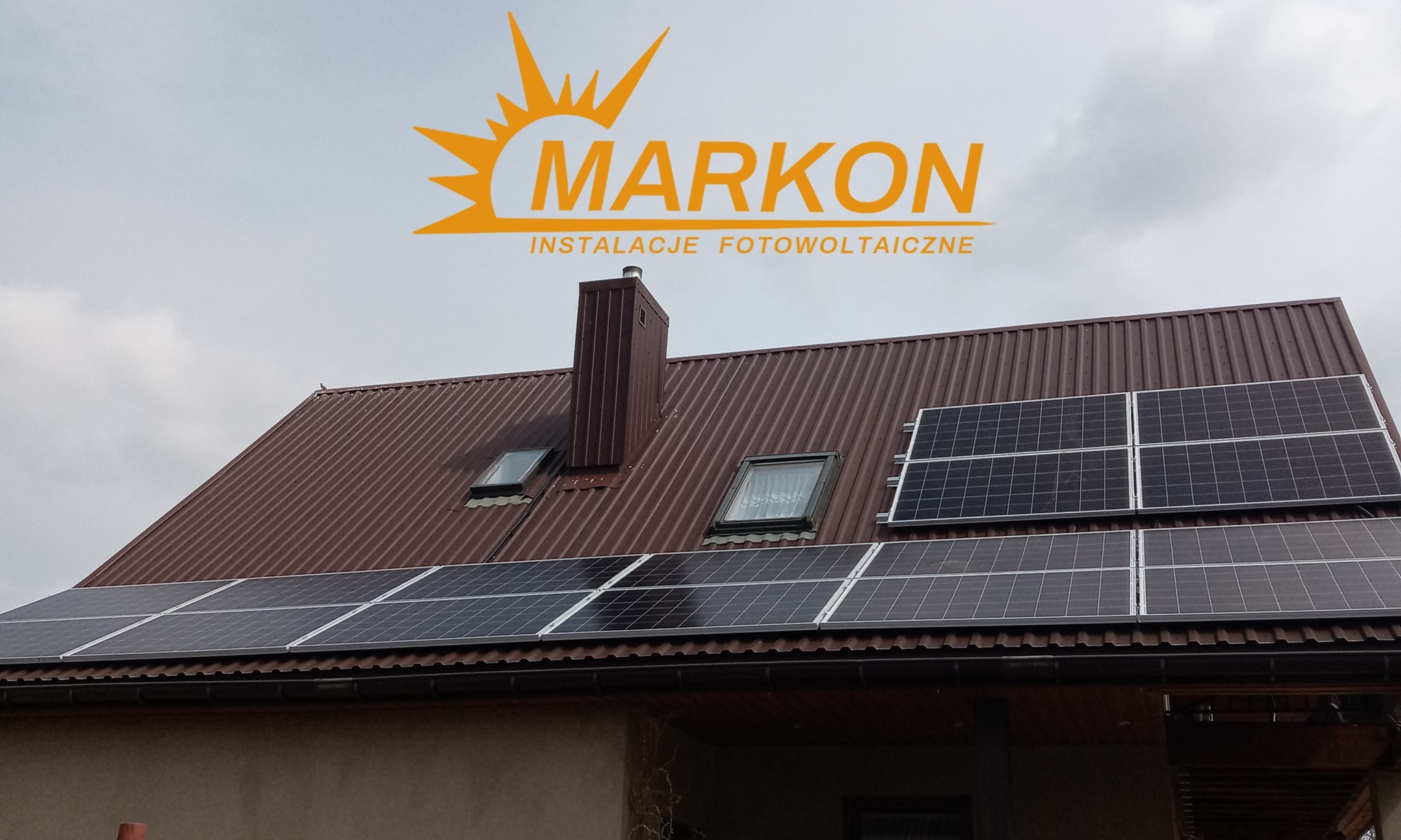 Brązowy dach z panelami słonecznymi i oknami dachowymi, nad nim logo firmy MARKON instalacje fotowoltaiczne.