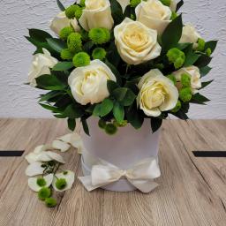 Urokliwa kompozycja złożona z białych róż połączone z Santini i zielenią będą doskonałym wyborem na prezent lub jako dekoracja wnętrz. Biały box, idealnie pasujący do kwiatowej kompozycji dopełni wrażenia eleganckiego i wyszukanego produktu.

Wymiary box