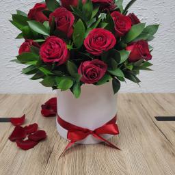 Czerwone róże pięknie przystrojone zielenią umieszczone w białym boxie to znakomity i romantyczny upominek dla ukochanej osoby. Dobrze nadaje się również na prezent z okazji rocznicy ślubu lub innej rodzinnej uroczystości.

Wymiary boxu: wysokość 20 cm x