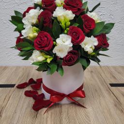 Piękne i pachnące czerwone róże połączone z frezją i zielenią to unikalna kompozycja, która znakomicie wygląda i cudownie pachnie. To idealny wybór na prezent z okazji rocznicy ślubu lub samego ślubu. Dobrze pasuje także jako element wystroju wnętrz.

Wy
