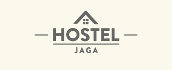 Logo Hostelu Jaga z ikoną domu z oknem w szczycie dachu, nazwa hostelu w kolorze szarym na beżowym tle.
