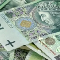 Stos banknotów 100 złotych z wizerunkiem Władysława Jagiełły, ułożonych warstwami, z widocznym numerem seryjnym GB0153623 na jednym z banknotów.