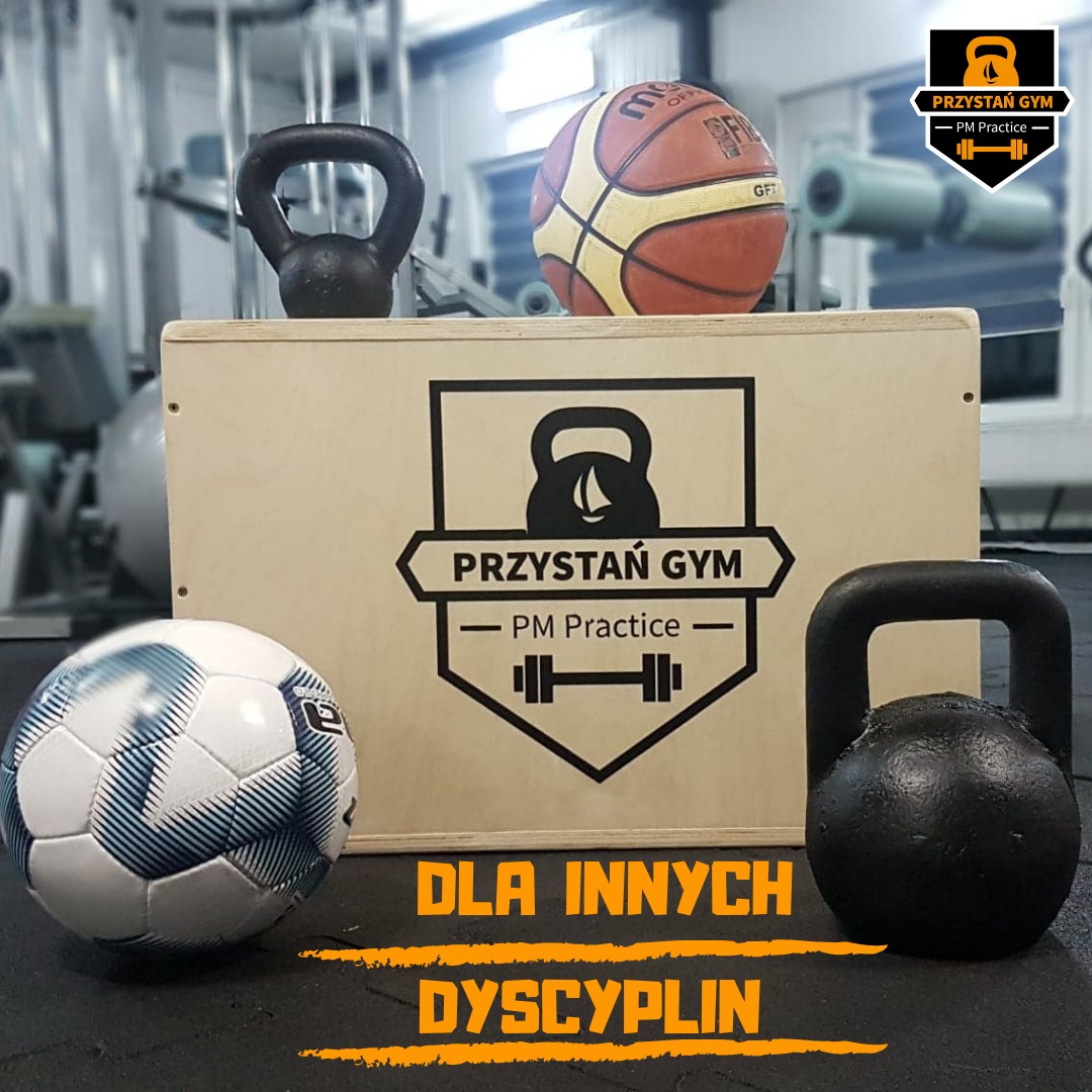 Kettlebells, piłka do koszykówki i piłka nożna ułożone na skrzyni z logo siłowni Przystań Gym, z napisem 'Dla innych dyscyplin'.