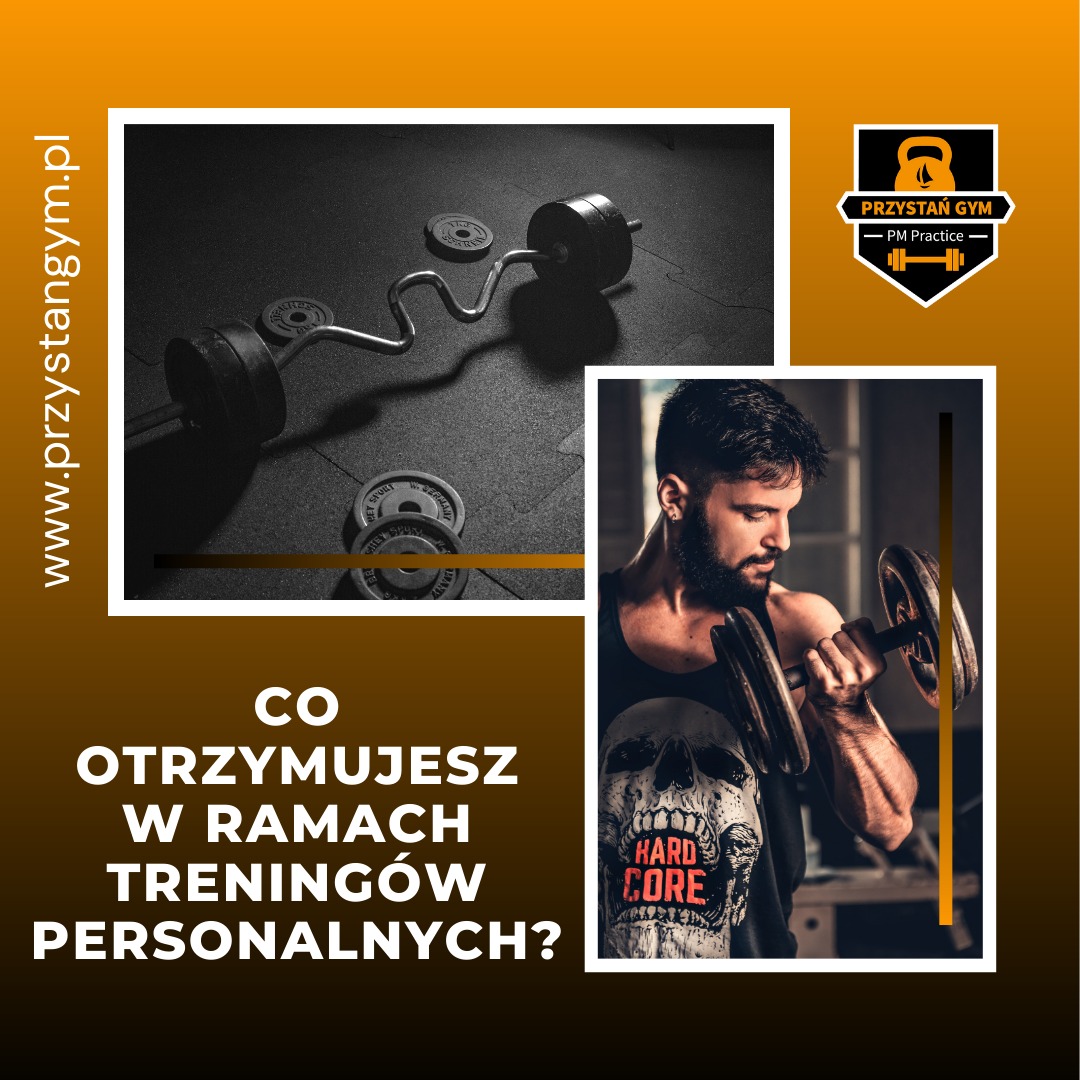 Czarno-białe zdjęcie sprzętu do ćwiczeń: gryf łamany z obciążeniami leżący na podłodze oraz mężczyzna ćwiczący z hantlą w prawej ręce, ubrany w koszulkę z nadrukiem czaszki i napisem 'HARD CORE'.