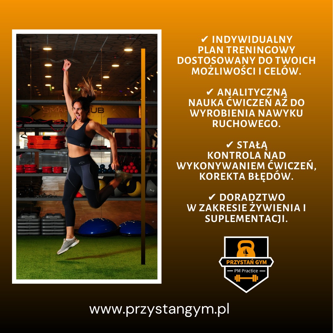 Kobieta w sportowym stroju skacze w górę na zielonej trawie w siłowni, dynamiczne ujęcie z uniesioną ręką, w tle widoczne sprzęty do ćwiczeń i logo Smart Club.