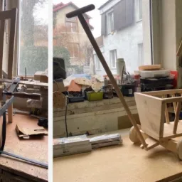 Warsztatowy widok: krzesło w trakcie naprawy z użyciem ścisków stolarskich obok okna oraz ręcznie wykonana drewniana zabawka - wózek z dyszlem na stole, w tle okno.