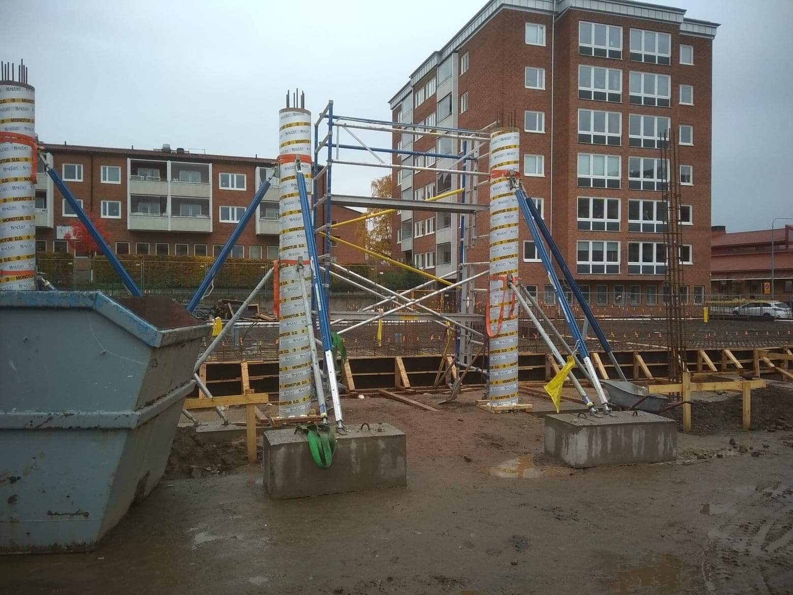 Szalowanie słupów miasto Skovde Szwecja