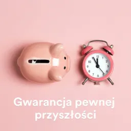 Różowa skarbonka świnka obok różowego budzika na różowym tle z napisem 'Gwarancja pewnej przyszłości'.