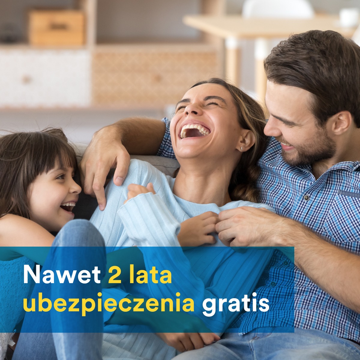 Uśmiechnięta rodzina (matka, ojciec i córka) siedzi na kanapie w jasnym salonie, z tekstem 'Nawet 2 lata ubezpieczenia gratis' nałożonym na zdjęcie.