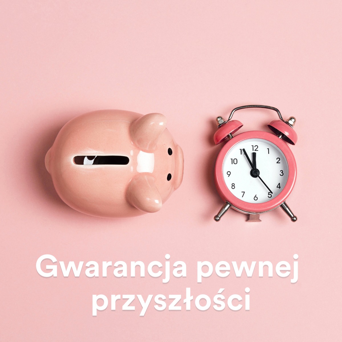 Różowa skarbonka świnka obok różowego budzika na różowym tle z napisem 'Gwarancja pewnej przyszłości'.