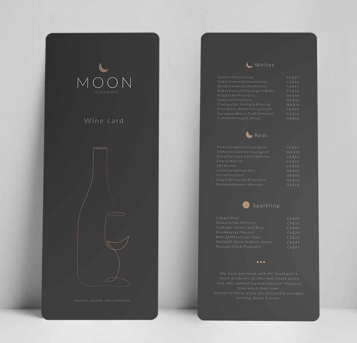 Elegancka karta win restauracji Moon, z minimalistycznym logo i ilustracją butelki i kieliszka w kolorze złotym na ciemnoszarym tle, prezentująca selekcję win białych, czerwonych i musujących...