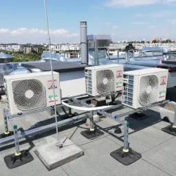 skraplacze marka MITSUBISHI HI na konstrukcjach BIG-FOOT