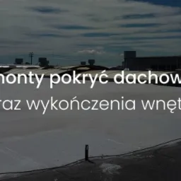 Biała, płaska powierzchnia dachu budynku przemysłowego po renowacji, widoczne elementy instalacji wentylacyjnej i fragmenty elewacji w tle, pochmurne niebo.