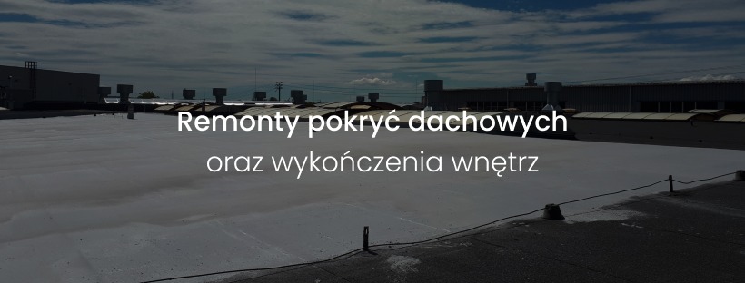 Biała, płaska powierzchnia dachu budynku przemysłowego po renowacji, widoczne elementy instalacji wentylacyjnej i fragmenty elewacji w tle, pochmurne niebo.