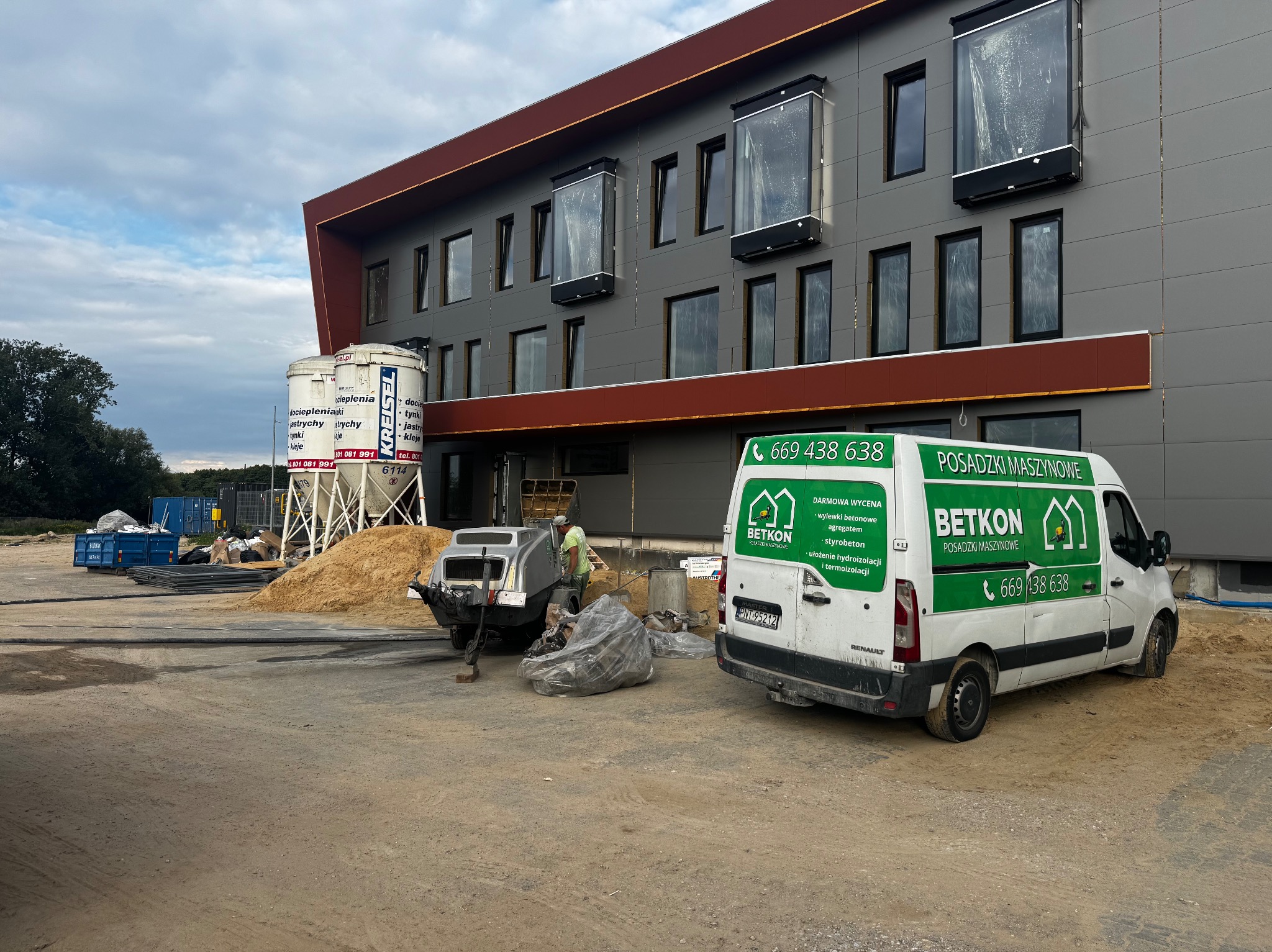 Wykonanie posadzki w przedsiębiorstwie przetwórstwa owoców i warzyw w Grójcu, zakres prac to 1200m2.