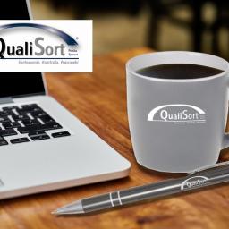 Wizualizacja znakowania na kubku i długopisie dla firmy QUALISORT Polska.