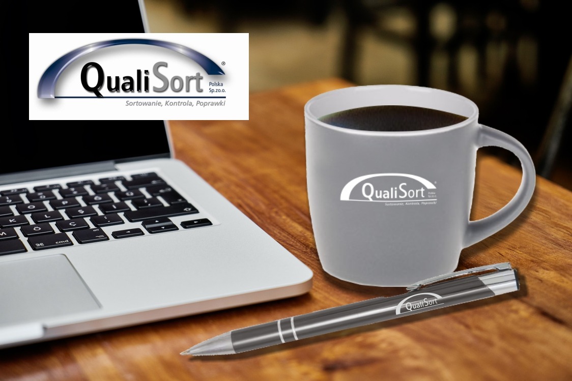 Wizualizacja znakowania na kubku i długopisie dla firmy QUALISORT Polska.