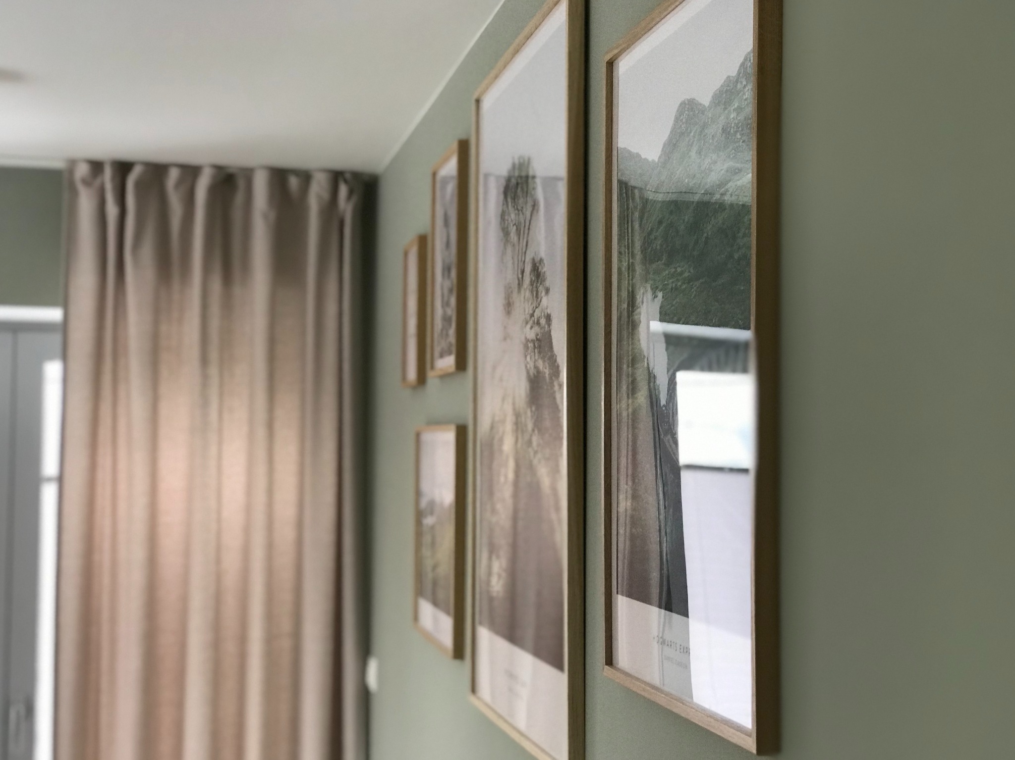 precyzyjne malowanie ścian oraz montaż elementów dekoracyjnych (obrazy)