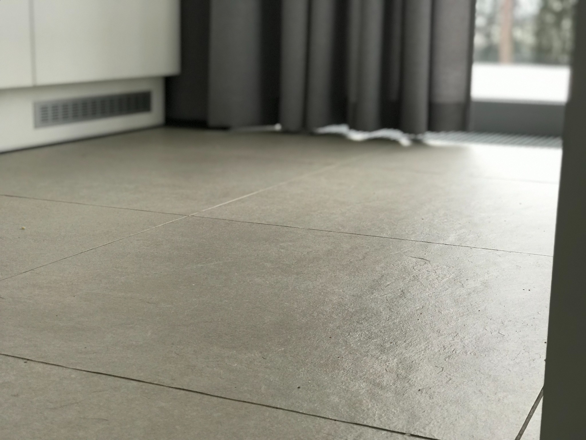 kładzenie terakoty z fugą