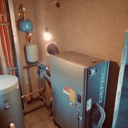 Kotłownia na pellet to nadal jeden z podstawowych wyborów klientów. Zaletą jest czyste pomieszczenie podczas użytkowania w przeciwieństwie do kotłów na ekogroszek.
Ekologiczny i ekonomiczny kocioł DEFRO EKO SLIM z zasypem paliwa od góry idealnie nadaje si