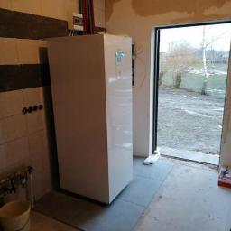 Pompa Ciepła PANASONIC ALL IN ONE współpracować będzie z ogrzewaniem podłogowym a wbudowany zasobnik na ciepła wodę użytkową zaspokoi zapotrzebowanie rodziny czteroosobowej 
Inwestor planuje założyć instalacje fotowoltaiczną, w tej chwili takie połączenie