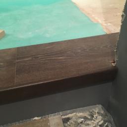 obrobienie stopnia i wejście na dwa pomieszczenia bez dylatacji