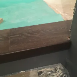 obrobienie stopnia i wejście na dwa pomieszczenia bez dylatacji