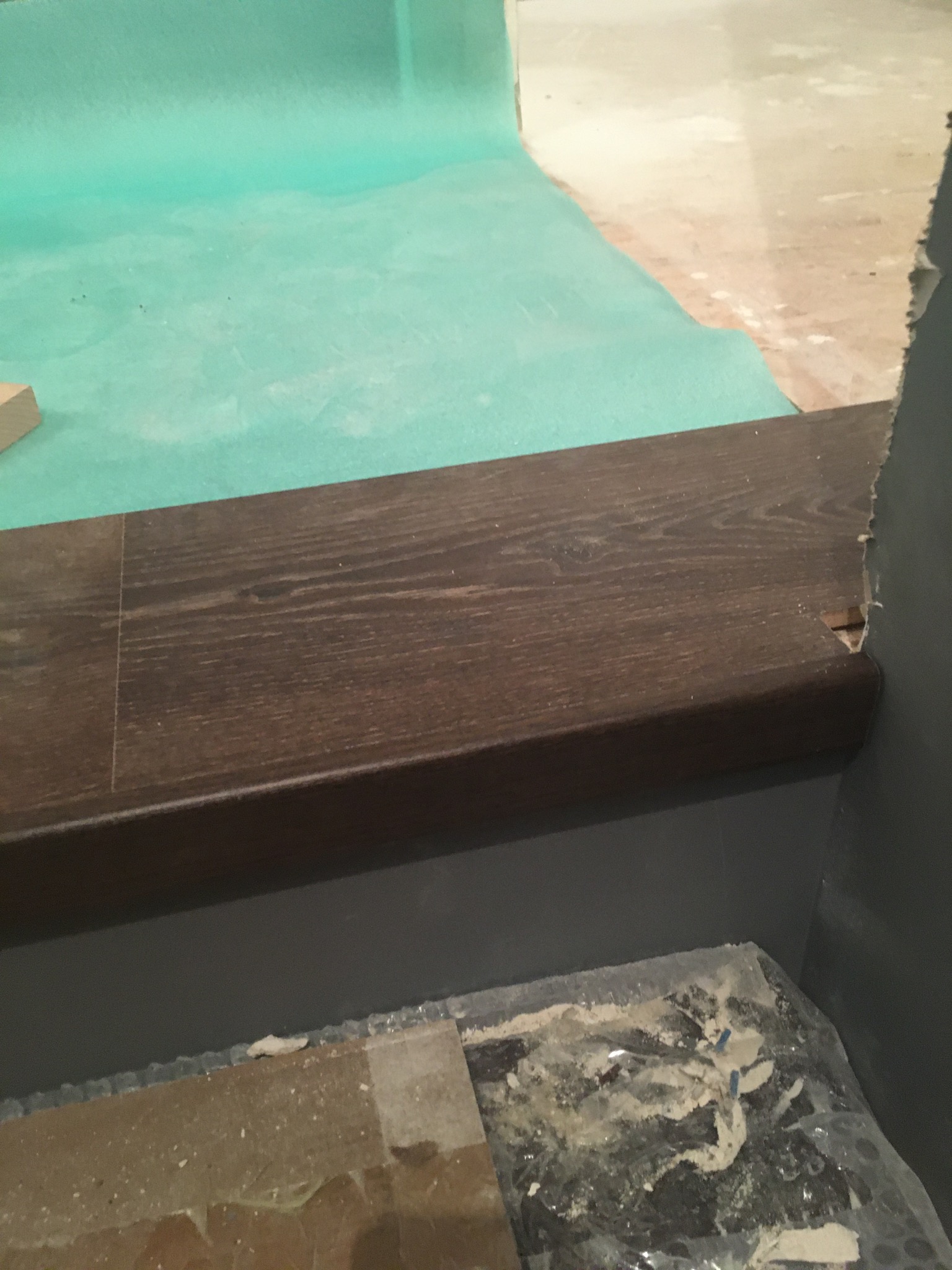 obrobienie stopnia i wejście na dwa pomieszczenia bez dylatacji