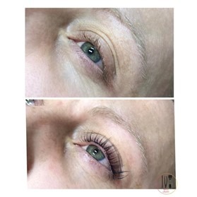 Zbliżenie na oko przed i po zabiegu liftingu rzęs, widoczne wydłużone i podkręcone rzęsy na dolnym zdjęciu, delikatny makijaż oka.