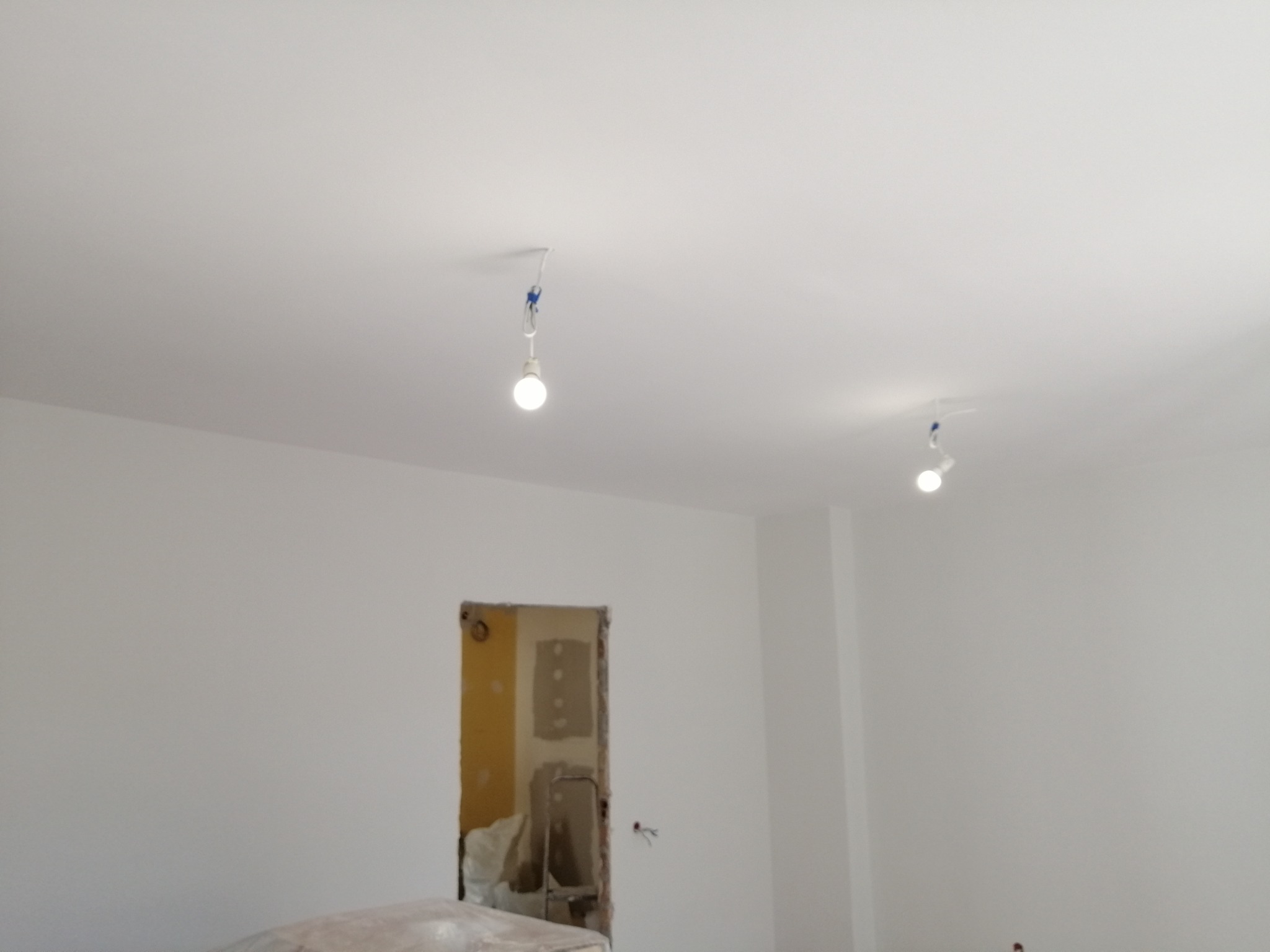 Gruntowanie + dwukrotne malowanie na biało mieszkania w stanie deweloperskim