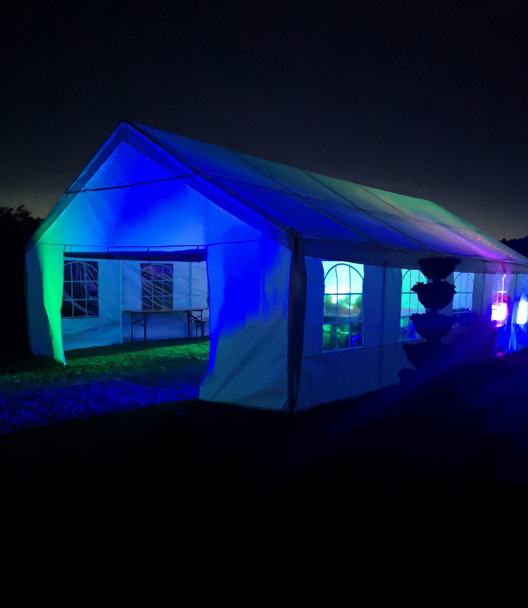 Wypożyczanie namiotów wraz podłogą oświetleniem nagłośnieniem ogrzewaniem stołami ławkami barem