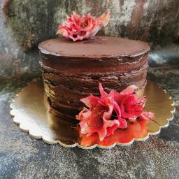 Tort czekoladowy z wiśniami wegański