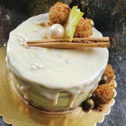 Tort wegański waniliowy z brzoskwiniowym musem