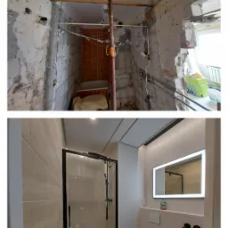 Zdjęcie 'przed' i 'po' przedstawia remont łazienki w bloku z wielkiej płyty: widok surowych ścian z instalacjami oraz nowa kabina prysznicowa z czarnymi detalami, umywalka nablatowa na drewnianej...